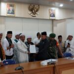 AUDIENSI : Suasana perwakilan masyarakat Aliansi Basmi saat audensi dengan anggota DPRD kabupaten Sukabumi.