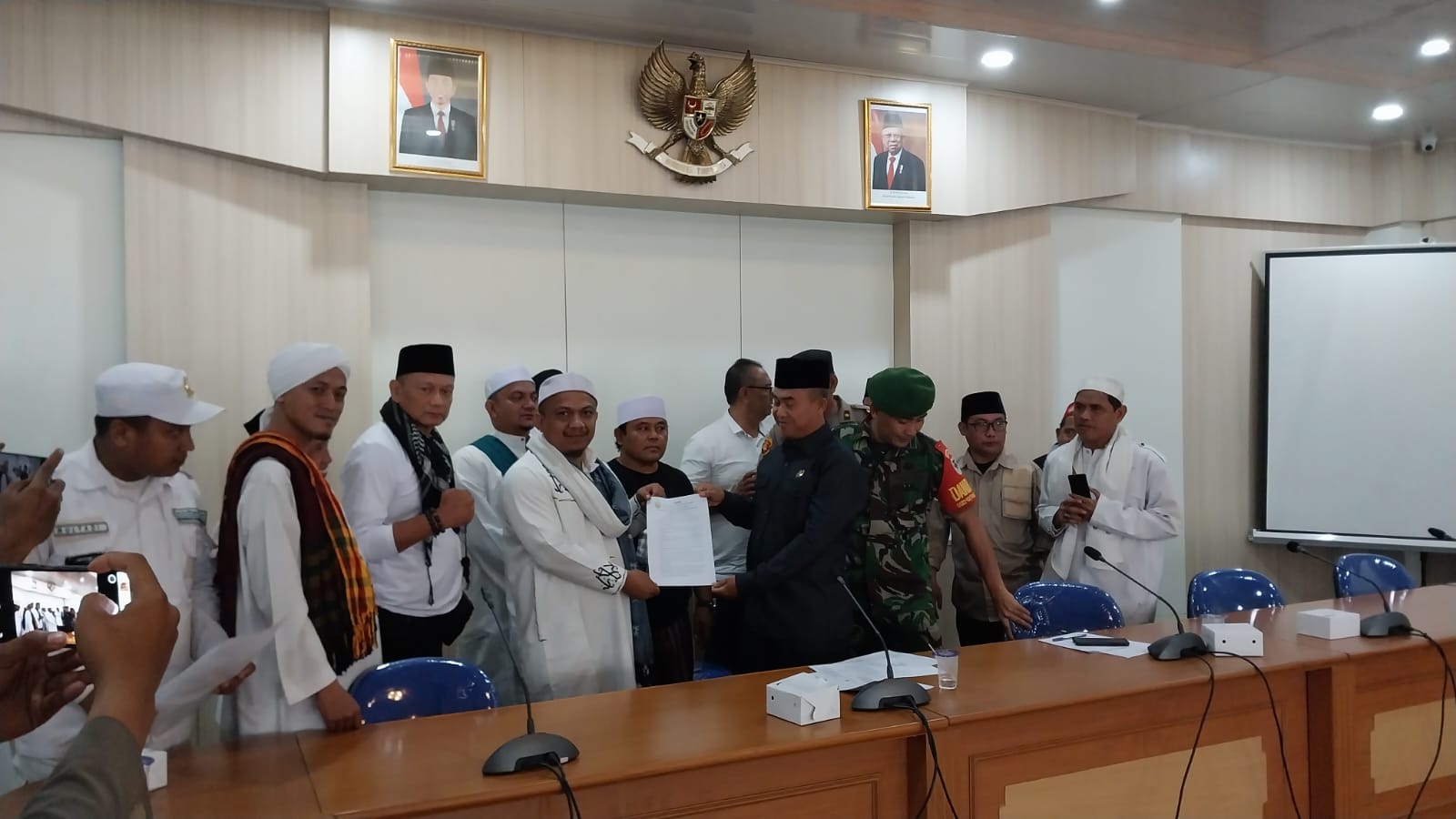 AUDIENSI : Suasana perwakilan masyarakat Aliansi Basmi saat audensi dengan anggota DPRD kabupaten Sukabumi.