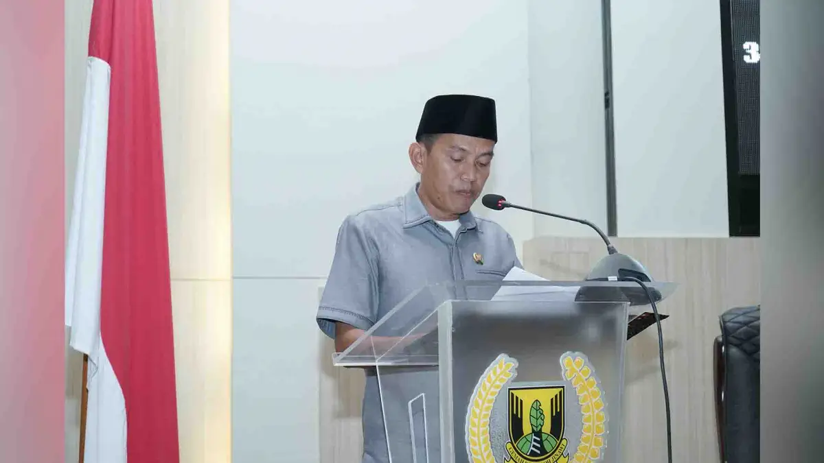 Anggota Komisi I DPRD Kabupaten Sukabumi Muslihin menyampaikan nota pengantar atas Raperda Linmas dalam rapat paripurna, Kamis 2 Maret 2023. | Foto: Dok. DPRD