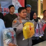 Kapolres Sukabumi AKBP Maruly Pardede menunjukan sejumlah barang bukti diantaranya celurit yang dipakai ABH untuk membacok siswa SD. Kasus siswa SD dibacok itu terjadi di Palabuhanratu, Sabtu, 4 Maret 2023.