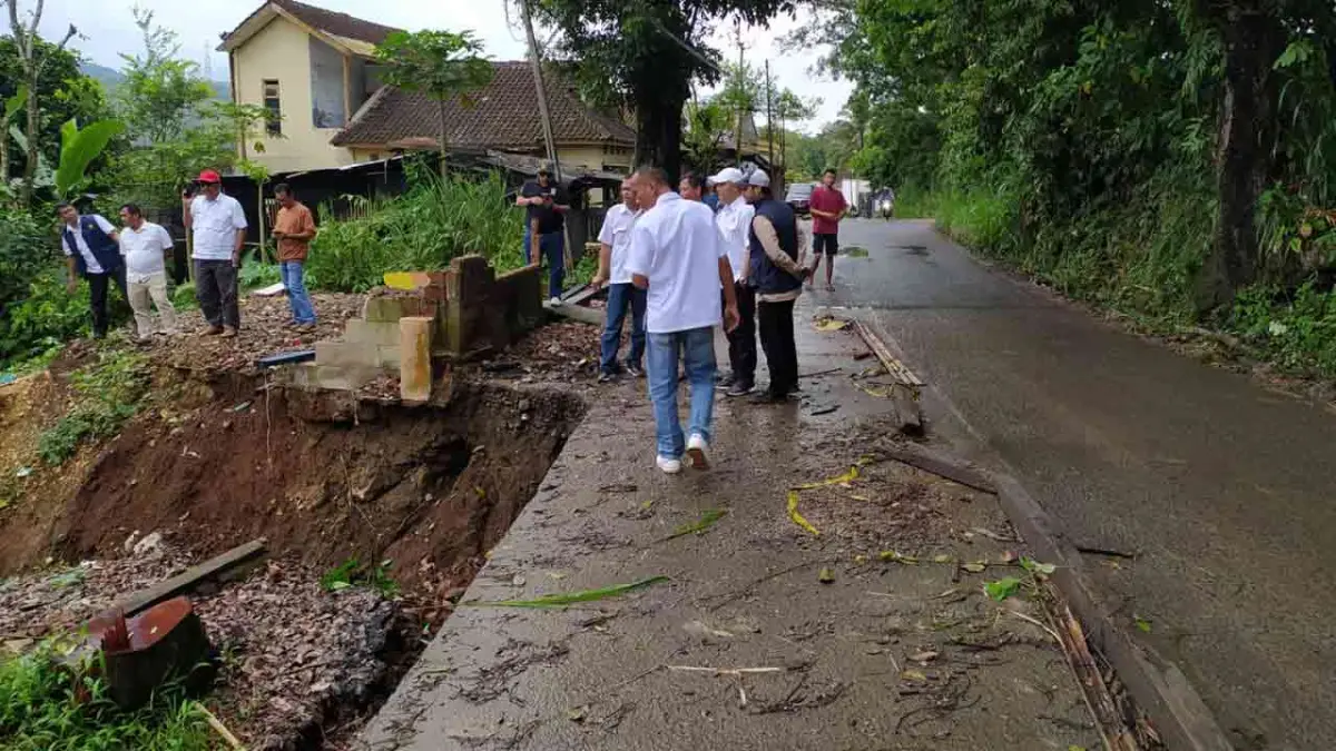 Anggota DPRD Kabupaten Sukabumi Hera Iskandar dan DPU pantau longsor yang ancam jalan alternatif cibadak cicantayan cikembar (Sumber: Hera Iskandar)