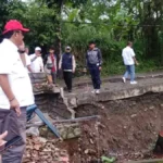 Anggota DPRD Kabupaten Sukabumi Hera Iskandar dan DPU pantau longsor yang ancam jalan alternatif cibadak cicantayan cikembar