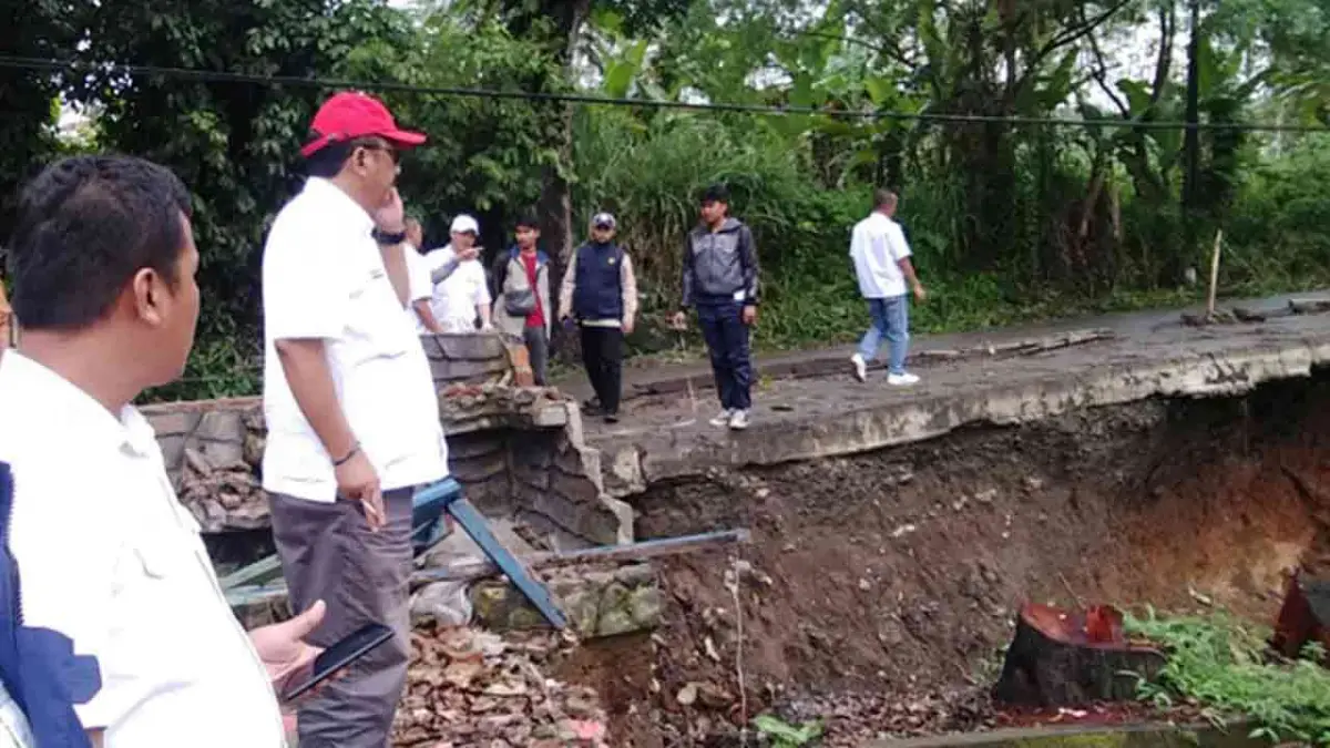 Anggota DPRD Kabupaten Sukabumi Hera Iskandar dan DPU pantau longsor yang ancam jalan alternatif cibadak cicantayan cikembar