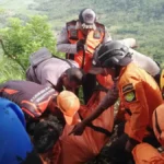 Petugas berada di bibir jurang bukit panenjoan, Ciemas Sukabumi |