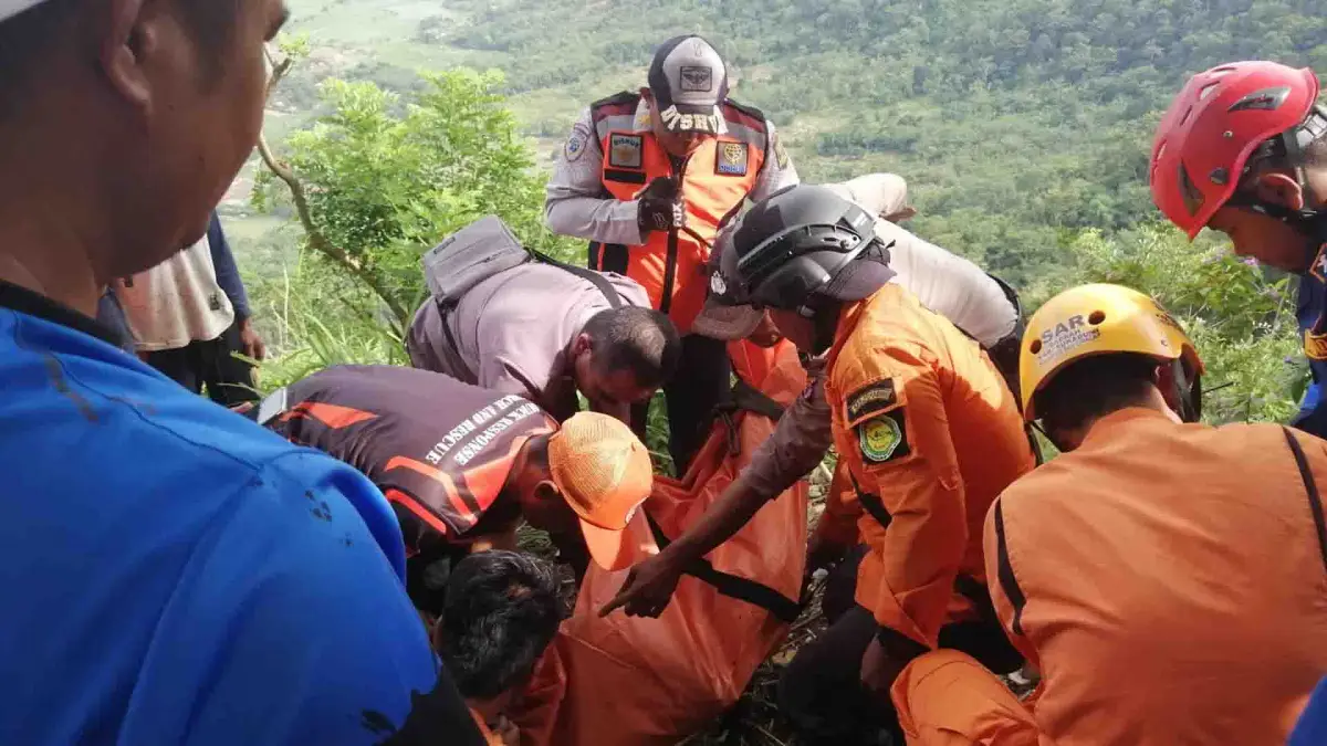 Petugas berada di bibir jurang bukit panenjoan, Ciemas Sukabumi |