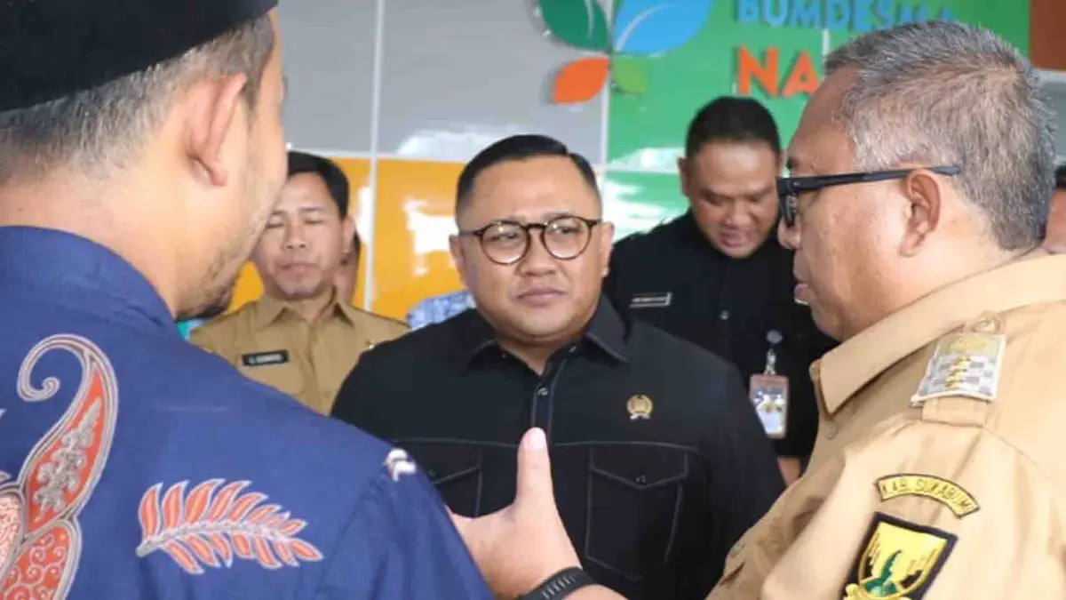 Ketua DPRD Kabupaten Sukabumi Yudha Sukmagara bersama Bupati Sukabumi Marwan Hamami menghadiri acara Gebyar sekaligus peresmian kantor BUMDes di Desa Nagrak Utara Selasa (14/3/2023). (Sumber : Istimewa)