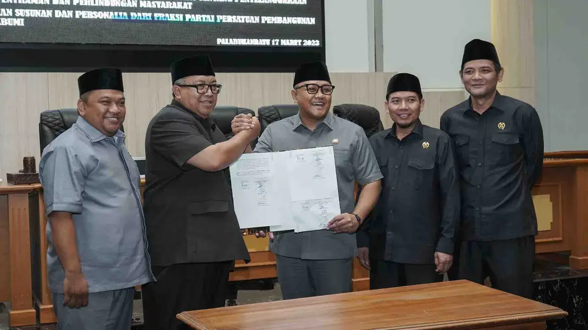 Pimpinan DPRD dan Bupati Sukabumi menunjukan berita acara persetujuan bersama atas Raperda LP2B jadi perda definitif. (Sumber : Istimewa)