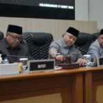 Pimpinan DPRD dan Bupati Sukabumi menunjukan berita acara persetujuan bersama atas Raperda LP2B jadi perda definitif. (Sumber : Istimewa)