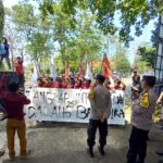 MASSA berorasi di gerbang Gedung DPRD Kabupaten Sukabumi.