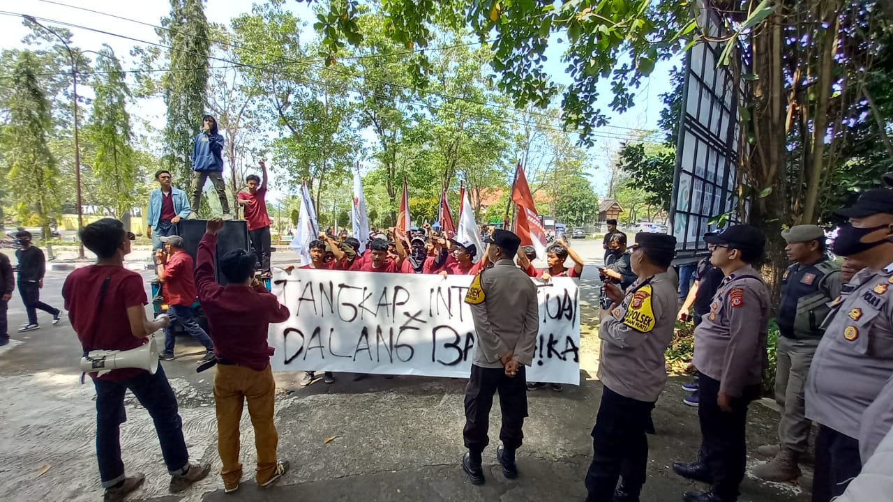 MASSA berorasi di gerbang Gedung DPRD Kabupaten Sukabumi.