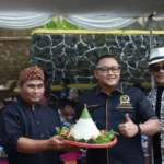 Ketua DPRD Kabupaten Sukabumi Yudha Sukmagara saat menghadiri acara saji seribu tumpeng Desa Gunungkaramat