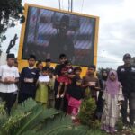 Anggota DPRD Kabupaten Sukabumi Fraksi Gerindra Ade Dasep Zaenal Abidin saat mengajak anak yatim berfoto bersama didepan Layar Videotron Murotal Alquran di Kecamatan Cikembar.