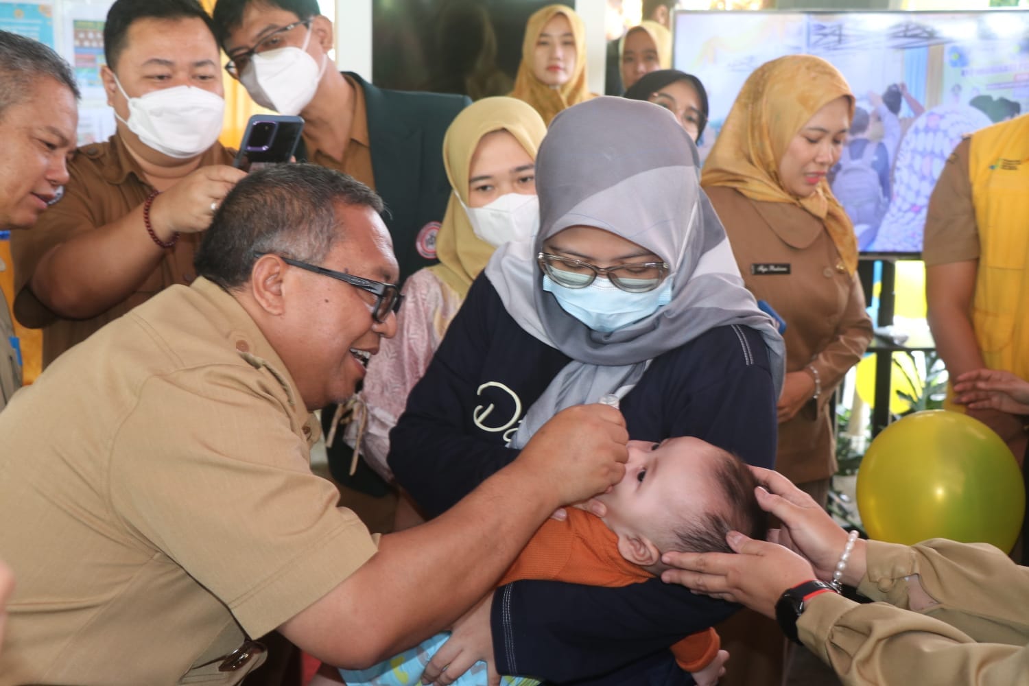 MARWAN Hamami meneteskan imunisasi polio kepada seorang balita. Foto : Ist