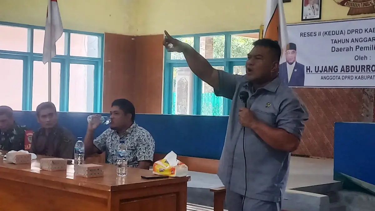 Anggota DPRD Kabupaten Sukabumi Ujang Abdurrohim Rochmi dalam kegiatan reses di aula Desa Ciwaru, Kecamatan Ciemas. Ujang menerima berbagai aspirasi diantaranya Kades hasil Pilkades PAW.