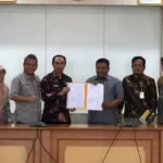 Sekda Ade dan Wakil Ketua DPRD Kabupaten Sukabumi Budi Azhar dan TAPD menunjukan berita acara rapat banggar yang membahas LPPA TA 2022