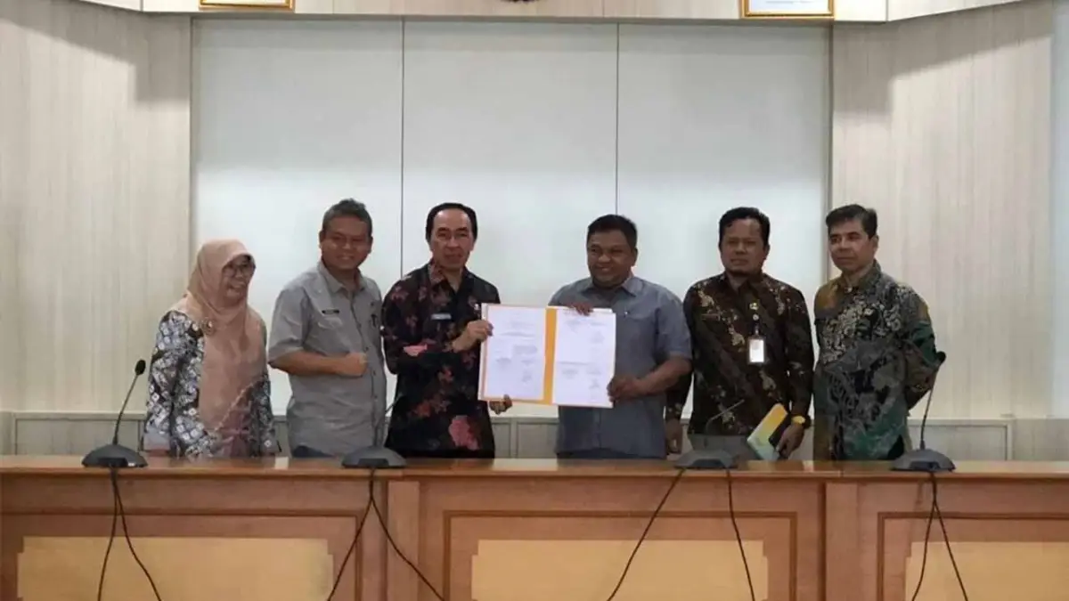 Sekda Ade dan Wakil Ketua DPRD Kabupaten Sukabumi Budi Azhar dan TAPD menunjukan berita acara rapat banggar yang membahas LPPA TA 2022