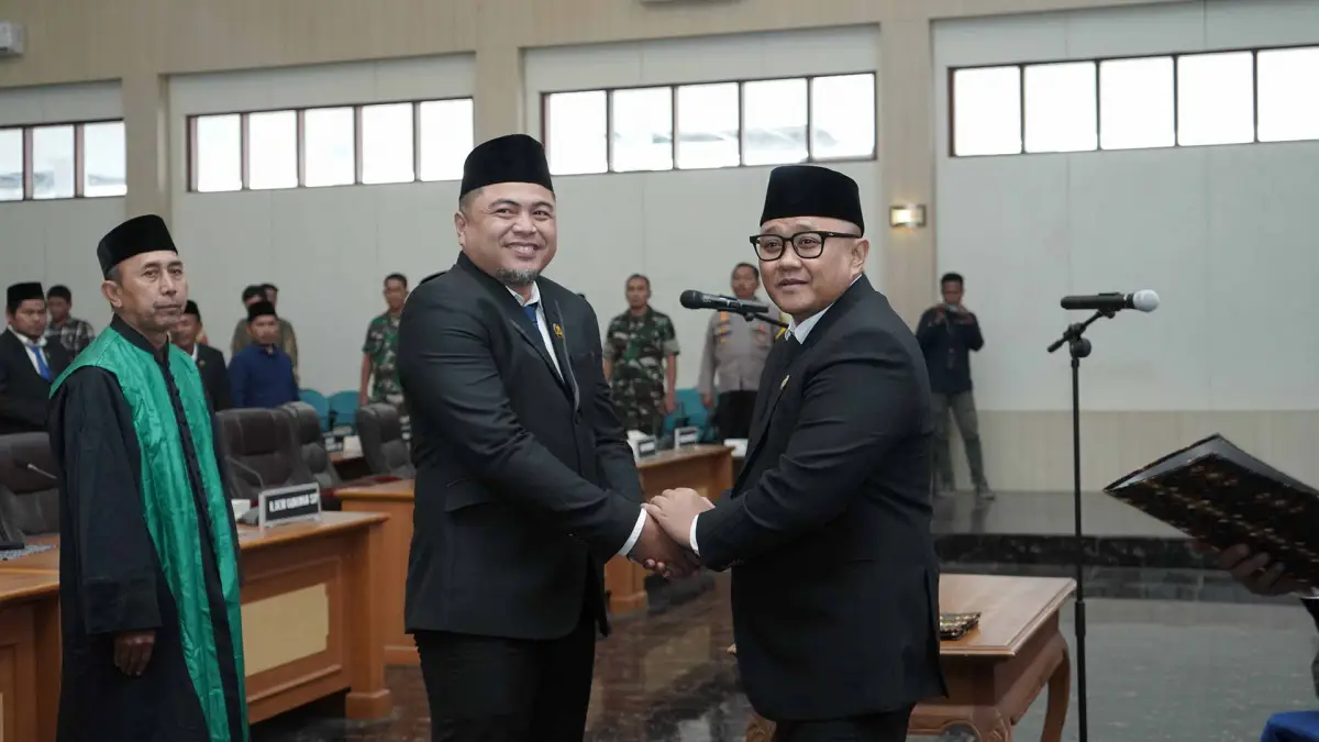 Dzulfikar Ali Hakim dilantik langsung Ketua DPRD Kabupaten Sukabumi Yudha Sukmagara jadi PAW dari Fraksi PAN.