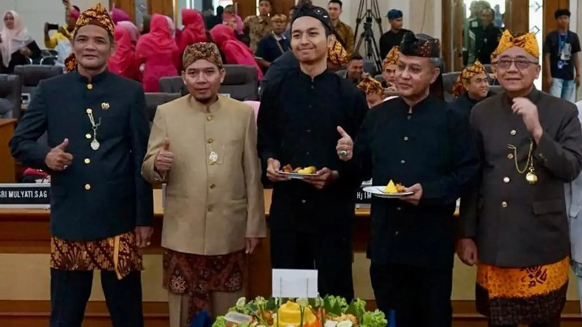 Wakil Ketua II DPRD Kabupaten Sukabumi, Muhammad Sodikin, memimpin Rapat Paripurna dalam rangka Milangkala Hari Jadi Kabupaten Sukabumi ke-153. (Sumber : Diskominfo Kab. Sukabumi)