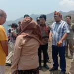 Rombongan komisi I DPRD Kabupaten Sukabumi cek lokasi proyek pembangunan dermaga jetty dan tambang milik PT Mitra Kartika Karya (MKK) di Kampung Cisaar, Desa Girimukti, Kecamatan Ciemas.