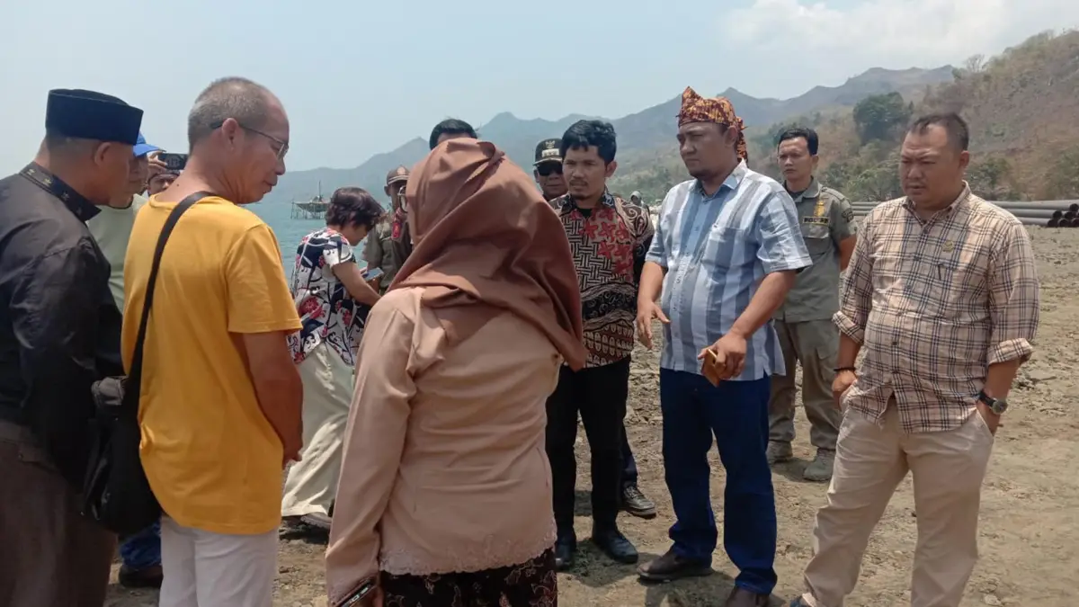 Rombongan komisi I DPRD Kabupaten Sukabumi cek lokasi proyek pembangunan dermaga jetty dan tambang milik PT Mitra Kartika Karya (MKK) di Kampung Cisaar, Desa Girimukti, Kecamatan Ciemas.