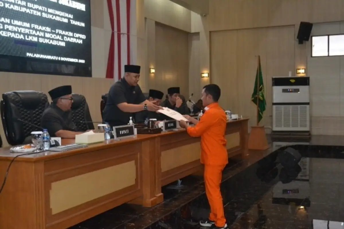 Anggota DPRD Kabupaten Sukabumi Fraksi PKS Ramzi Akbar Yusuf usai membacakan pandangan fraksi terhadap Raperda Penyertaan Modal untuk PT LKM Sukabumi.