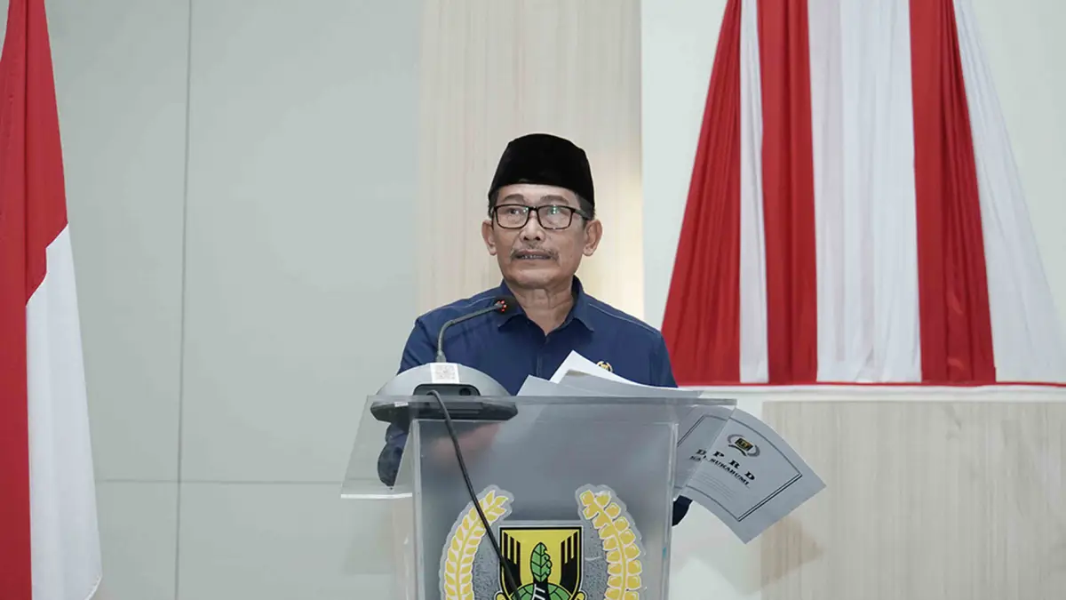 Ketua Fraksi Partai Gerindra DPRD Kabupaten Sukabumi Usep Wawan saat membacakan pandangan umum Fraksi atas Raperda APBD 2024. (Sumber : Dok. DPRD)