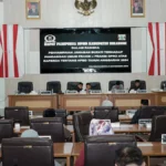 Bupati Sukabumi Marwan Hamami sampaikan jawaban terhadap pandangan umum Fraksi-Fraksi DPRD soal Raperda APBD dalam Rapat Paripurna ke-28. (Sumber : Dok. DPRD)