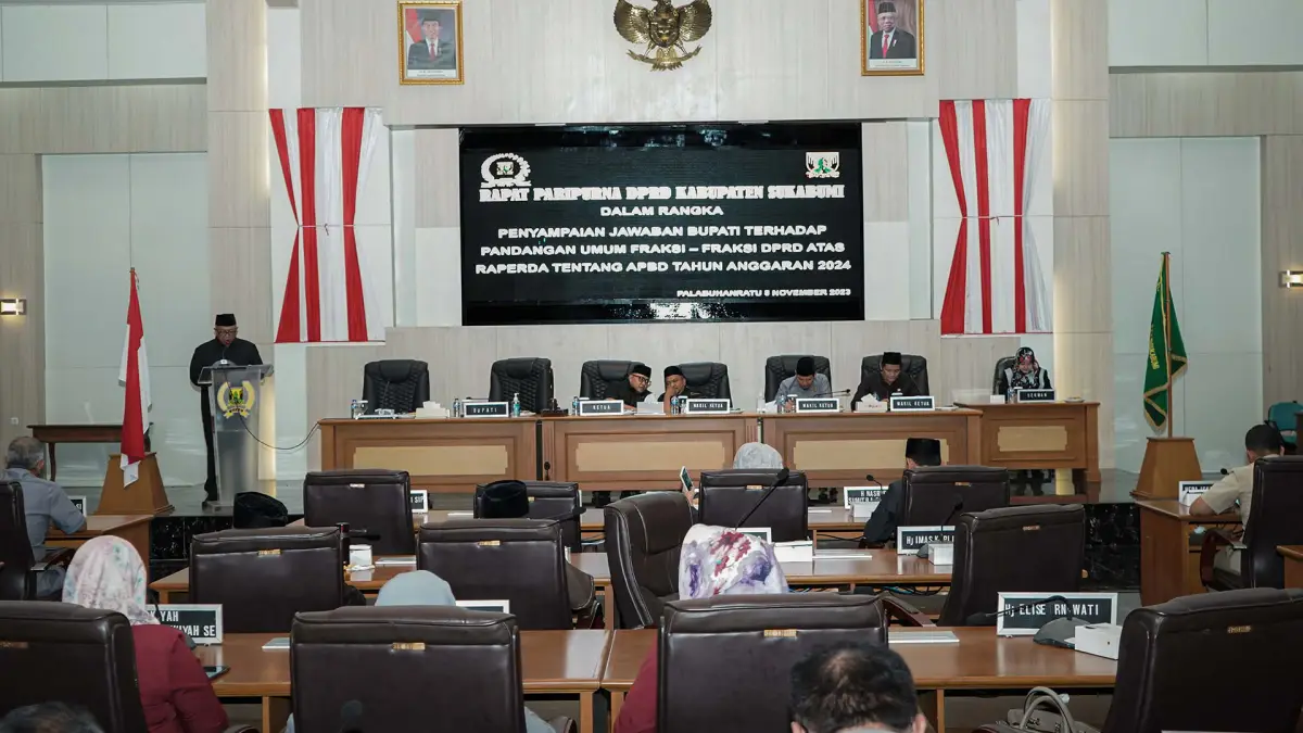 Bupati Sukabumi Marwan Hamami sampaikan jawaban terhadap pandangan umum Fraksi-Fraksi DPRD soal Raperda APBD dalam Rapat Paripurna ke-28. (Sumber : Dok. DPRD)